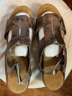 Size 10/42 Women’s Brown Zip-Front Suede Comfort Sandals